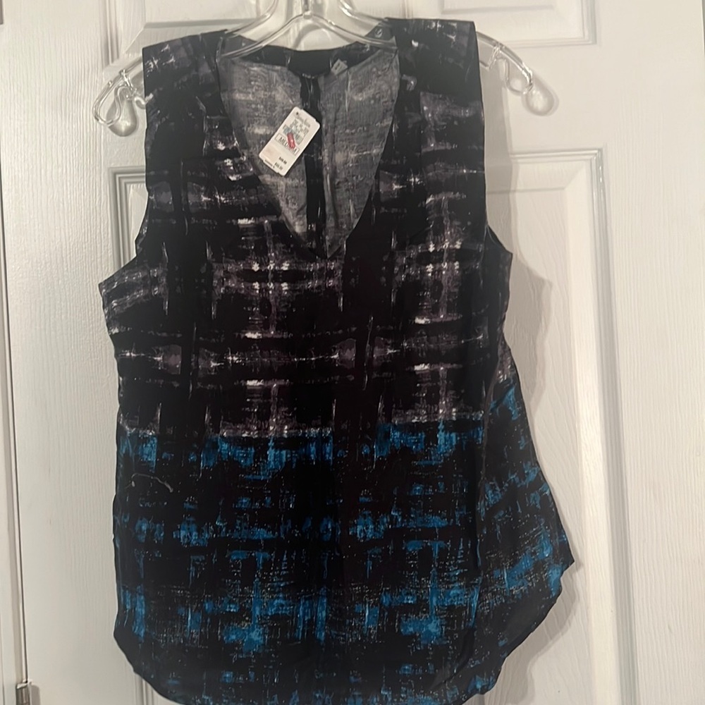 NWT Dec 1965 Sleeveless V-neck top - Size Medium